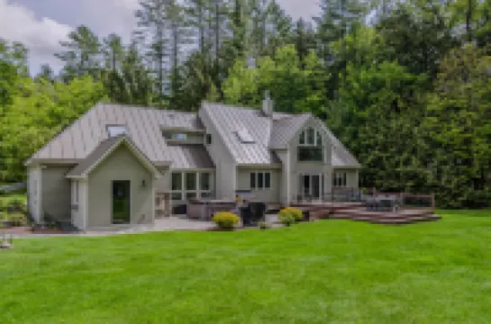 Hot Tub and Spacious Living Areas - Luxurious Cozy Haven