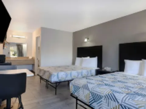 Crestview Inn Hotels in Stone County