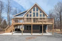 Bluejay Getaway by Avantstay Walk to Lake 7bdr, Hot Tub, Pool Table