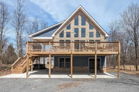 Bluejay Getaway by Avantstay Walk to Lake 7bdr, Hot Tub, Pool Table