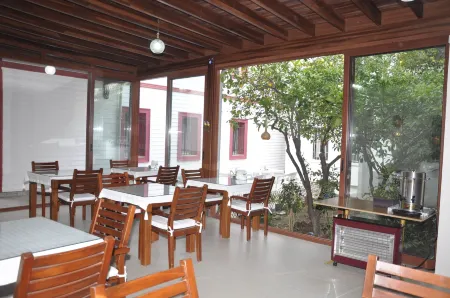 Melis Pansiyon Отели рядом с достопримечательностью «Бодрумский музей подводной археологии»