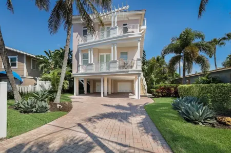 Blue Water Escape 3 Bedroom Villa by Redawning Отели в г. Брадентон Бич