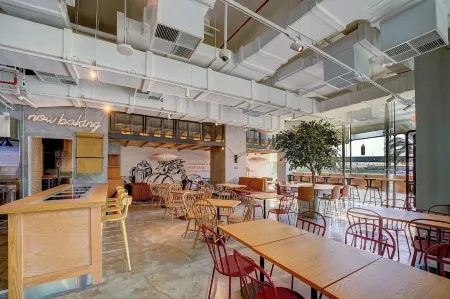 Capital Suites Hotel Apartments Отели рядом с достопримечательностью «Мост Шейха Заеда»