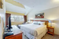 Cozy Room at Glacier Lodge - spa
