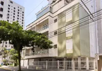 Apto na Pitangueiras - 400m praia Hotels in Guaruja