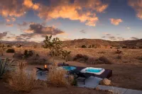 Desert Oasis with Hot Tub and Outdoor Kitchen - Stunning Modern Retreat Hotels in Pioneertown