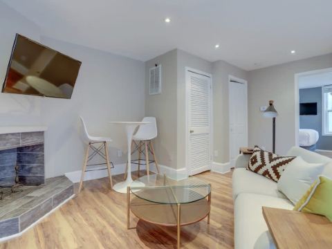 Stunning Retreat - Private Deck, Modern Amenities, Top Floor