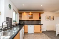 3 Bed House-Free Parking-6Beds