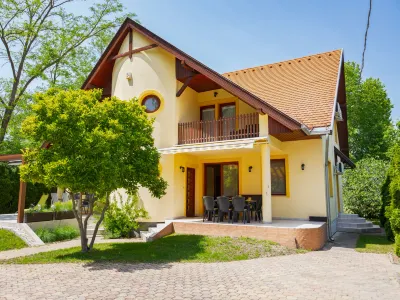 Jokai Hotels near József Attila Emlékmű