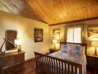 3 acre Lake, Farm Animals Petting Zoo, Horses and Horseback Riding, Room to roam Hotels in Lincoln Township