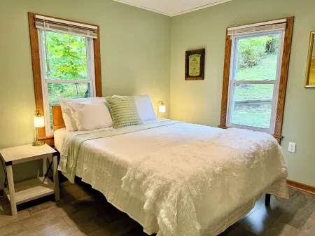 Cayuga lake cottage with private lake access Отели в г. Лансинг