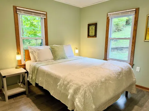 Cayuga lake cottage with private lake access