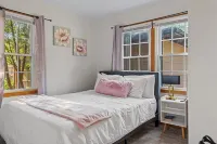 Tranquil 2-bedroom house with a massage chair and a multi-purpose 3rd room Express Factory Outlet附近的飯店