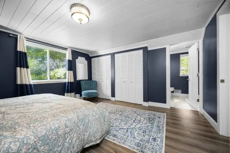 Lakefront Spacious Cottage with Sandy Beach, Kayaks and Games!