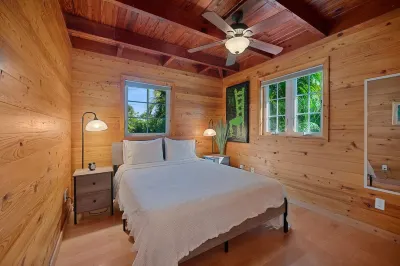 Charming Coastal Cottage Retreat - Minutes to the Beach and Downtown Naples Hotels near Lux Boutique