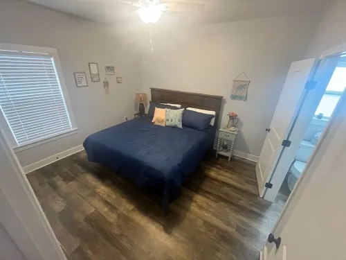 Cozy Cottage Near Beaches sleeps 4