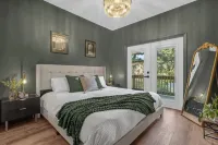 Den on Daniels - Modern Elegance, Private Balcony Steps from Downtown Orlando