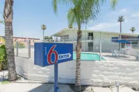 Motel 6 Bakersfield, CA - Central - Swimmingpools