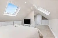 Modern Serenity in Langley Vale Hotel a Epsom