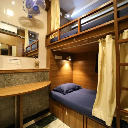 Maple Social Hubz-Hostel