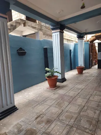 Phoenix  Lodge Отели рядом с достопримечательностью «Университет Докса Опен в Абро Медия Кампус»