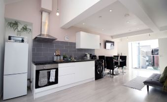Skyline Immaculate 2-Bed Apartment in Swansea