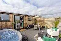 Willows Rest - 1 Bed Shepherds Hut - Pentlepoir Hotels in East Williamston