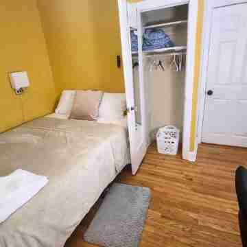 Welcome to your cozy and confortable retreat! This quiet guest room offers all Rooms