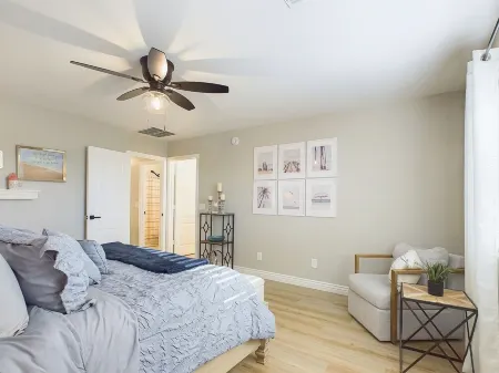 WOWZZZA! Newly Remodeled in FEB 2025, Heated Pool Home, 5 STARS ABOVE THE REST!! Отели рядом с достопримечательностью «Уисперинг Уинд»