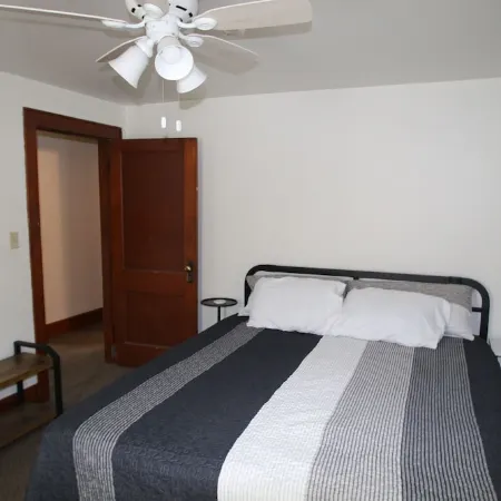 Charming 3-bedroom house with WiFi and AC in Athens Отели в г. Атенс
