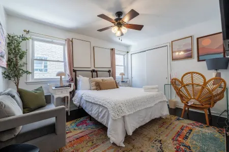 Cozy Private & Spacious  6-bedroom Duplex with Parking in charming Evanston Отели в г. Эванстон