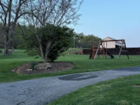 Charming 2-bedroom tiny cabin hot tub camp fire Hotels in Sadsbury Township
