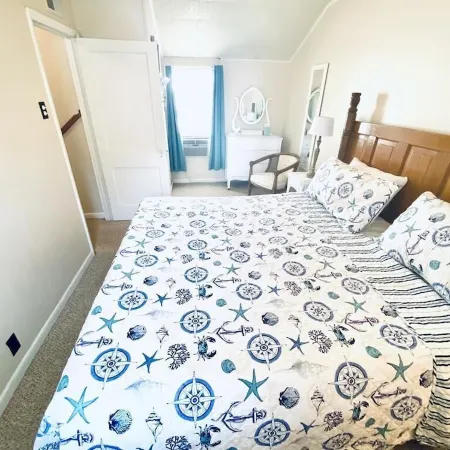 Stand-alone cottage, ocean view, seconds to beach, and short walk to downtown!