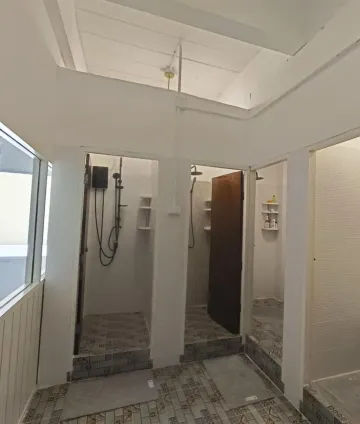 ห้องเตียงใหญ่หรือเตียงแฝดพร้อมห้องน้ำที่ใช้ร่วมกัน