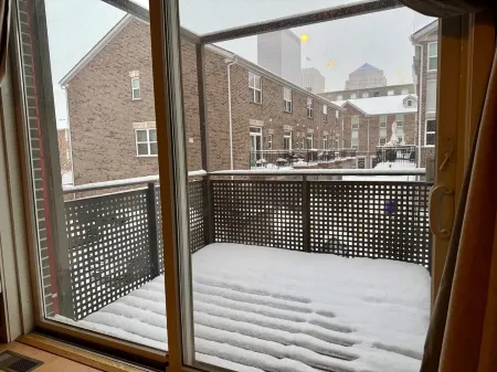 Charming Downtown Dayton Townhome with private garage Отели в г. Дейтон