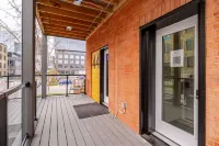 Single Bachelor unit en-suite Across from Google