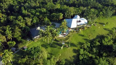 A Tranquil Tropical Retreat, Private with Personal Staff Hotels near Boat to Nuts Huts