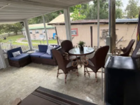 Off Duty Retreat ~ Sleeps 10,  Screen Porch, Plenty of Parking, Blackstone Grill Hotels in Steinhatchee