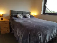 Dog friendly villa with hot tub overlooking the town with sea and mountain views Hotels in 