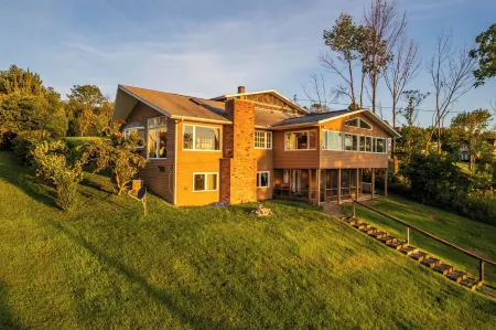 Spacious home with private lake front Отели в г. Канандейгуа