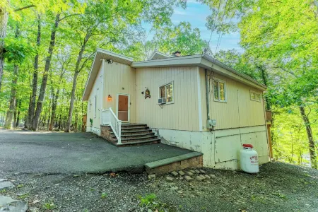 Luxury Lakefront Retreat on 2 Acres—Hot Tub, Real Wood Fireplace, Fishing & More