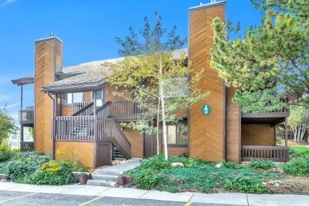 Park City/Canyons Condo. Walk to pool, hot tub, lift. Short ride to Park City.