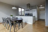 100 m2 Penthouse mit 3 Schlafzimmer, Grosser Überdachter Terrasse und Bergblick Hotels in Klaus-Weiler