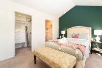 Inviting Home on Beautiful Pond Hotel a Pineville