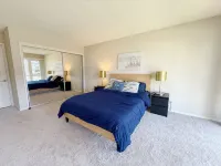 Electric Blue Abode! Central and Oceanside