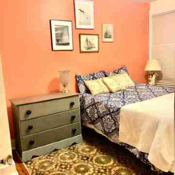 Spacious and comfy, walk to Broadway or downtown, 2 min to beach, parking Rooms