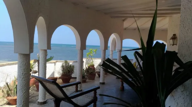 Elegant beach front apartment, pool, daily housekeeping, fast speed wi-fi