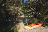 Charming older style cottage . Hotels in Blacks Point