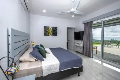 5 Bedrooms, large pool & spectacular whale tail ocean view!