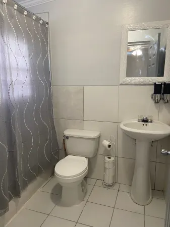 TheRedDoor@ShermanAve near Downtown Nassau Отели рядом с достопримечательностью «Ардастра Гарденс & Уайлдлайф Консервейшен Сентр»